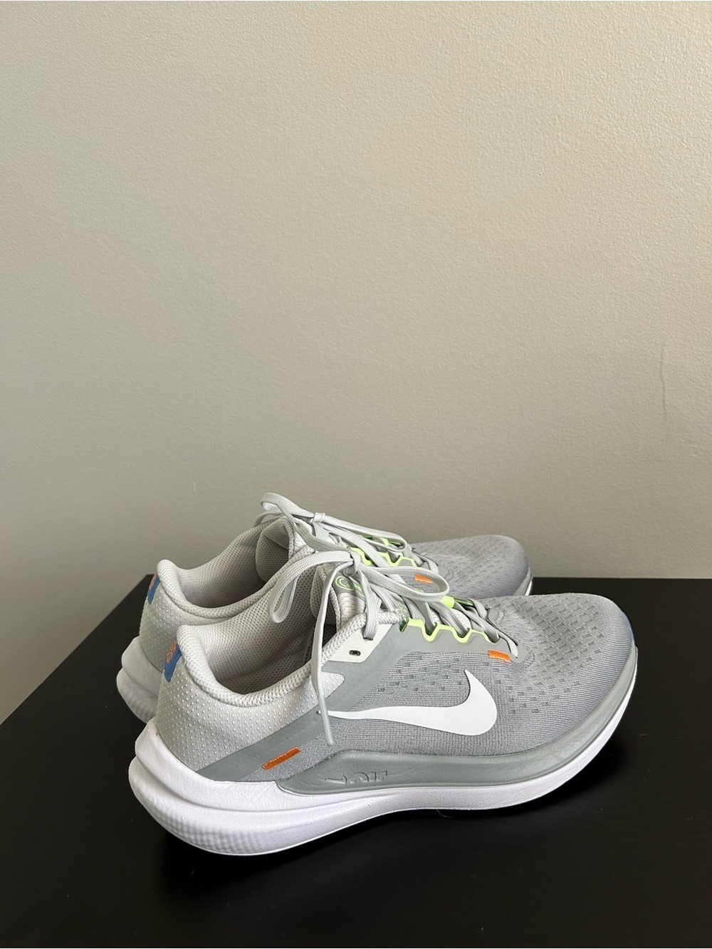 Nike Windflow 10 Light Gray and White Running Shoes with Neon Accents, Size 7.5